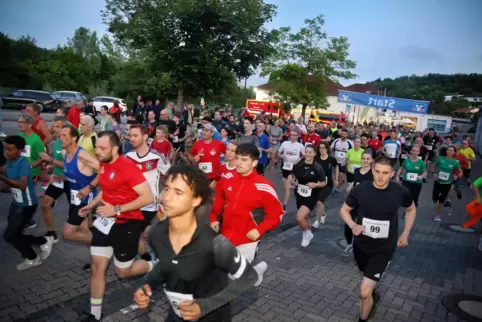 Die Läufer beim Start des 32. Mitternachtslauf des TuS Glan-Münchweiler. 