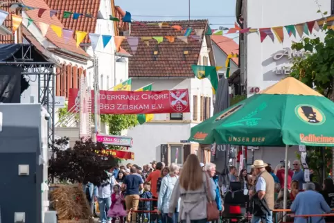 Die Wolken lichten sich, die Festmeile füllt sich.