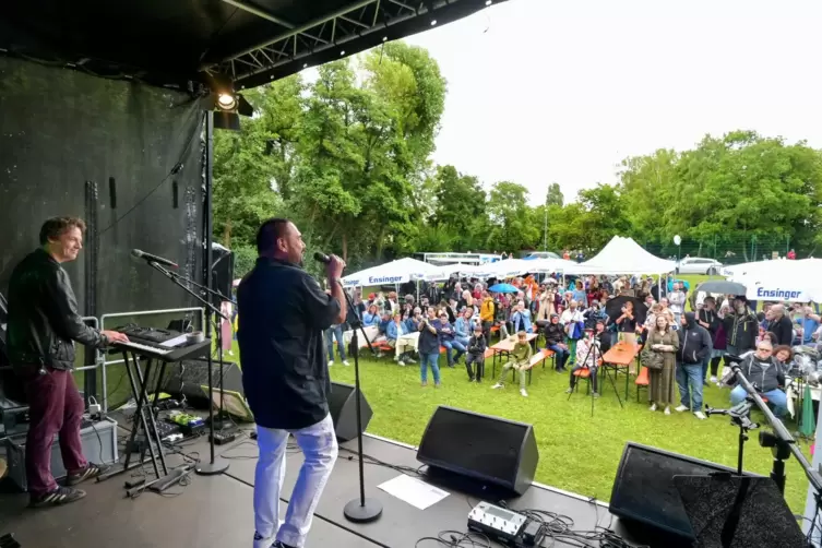 Konzert fürs Kinderhospiz: Marian Gold und Keyboarder Carsten Brocker spielen „Forever Young“. 