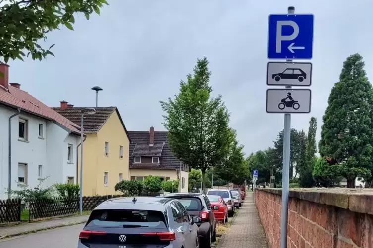 Parken im Schlittweg: Die Schilder zeigen, für wen das erlaubt ist. 