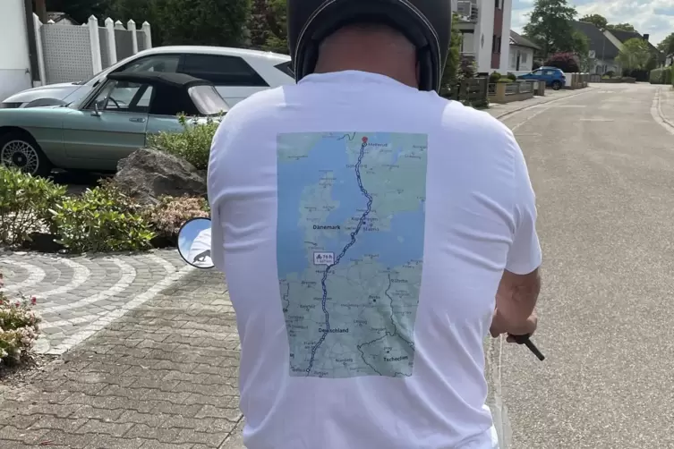 Die Route ist auf die Rückseite seines T-Shirts gedruckt. 