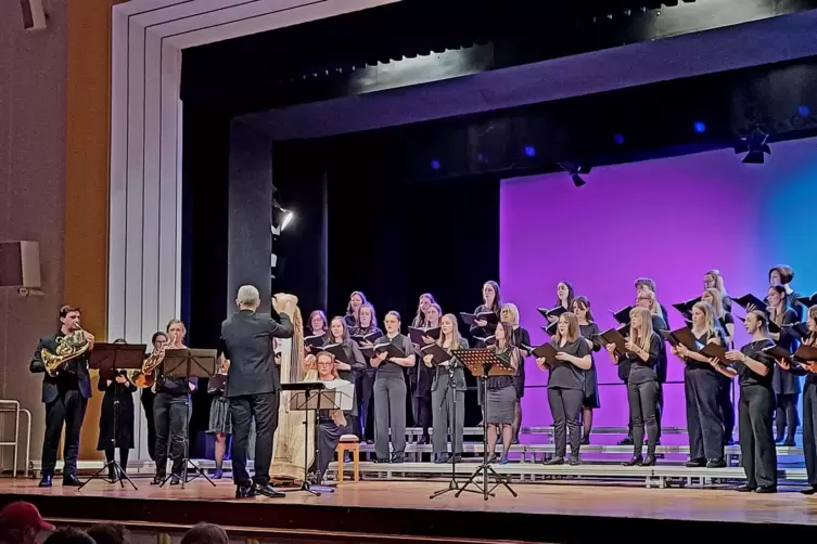 Geburtstagskonzert von Ex-semble mit Sabrina von Lüdinghausen (Harfe) und Hanna und Martin Grom (Horn). 