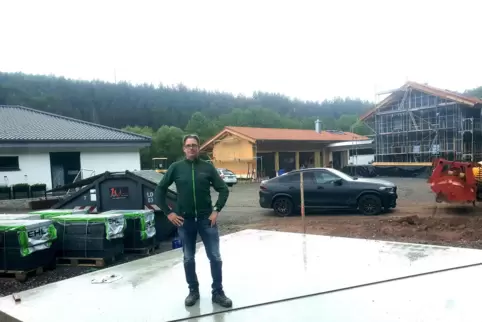 Drei Musterhäuser in Holzbauweise kann Jürgen Gottschall demnächst zeigen: Er steht auf der Bodenplatte für das kleinste Haus mi