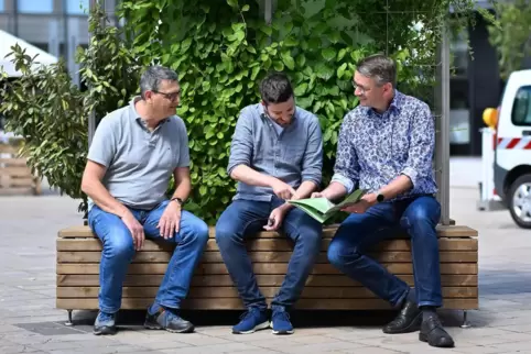 Probesitzen am mobilen Garten auf dem Hetzelplatz: Michael Fuhrer (Stadtverwaltung), Florian Zeitler und Neustadts Baudezernent 