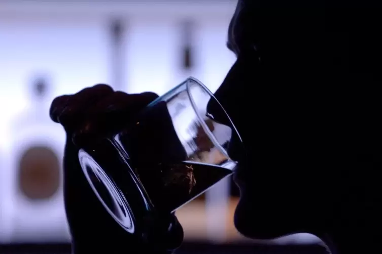 Männer trinken mehr als Frauen und sind gefährdeter alkoholsüchtig zu werden.