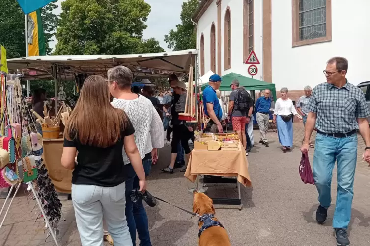 Bereits um die Mittagszeit war am Sonntag die Hauptstraße in Zell gut gefüllt.