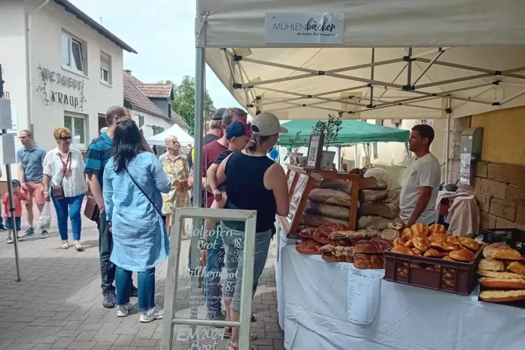 Rund 50 Aussteller boten ihren Waren an. Neben handwerklich gefertigten Produkten gab es natürlich auch zahlreiche kulinarische 