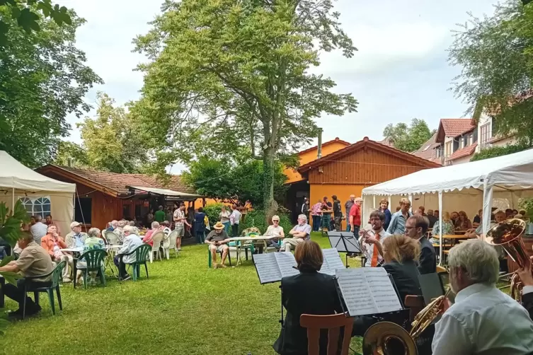 Etwas abseits des Markttreibens saßen im Gutspark ebenfalls viele Menschen bei Getränken und Musik zusammen.