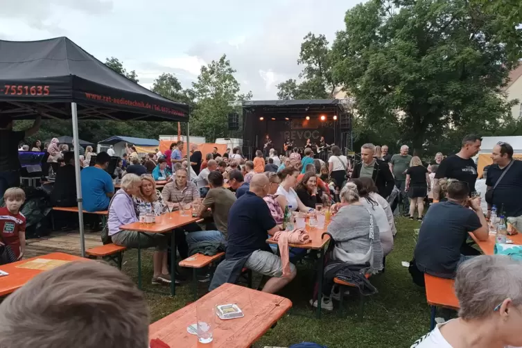 Das rockige Bühnenprogramm kam gut an. Die Biergartengarnituren waren weitgehend besetzt. 