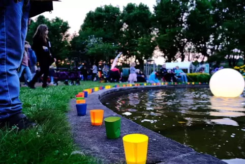 Rund 3500 Kerzen wurden im Rosengarten entzündet. 