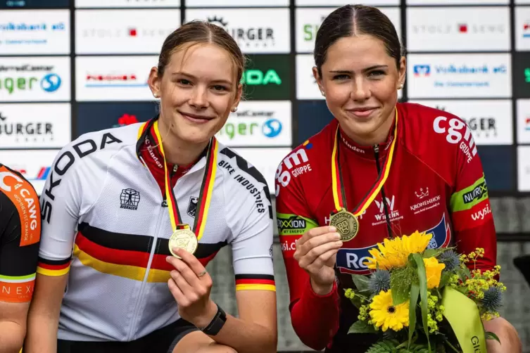 Stolz bei der Ehrung: Joelle Messemer (links) und Magdalena Leis, die Gold und Bronze der U19 in die Pfalz holten. 