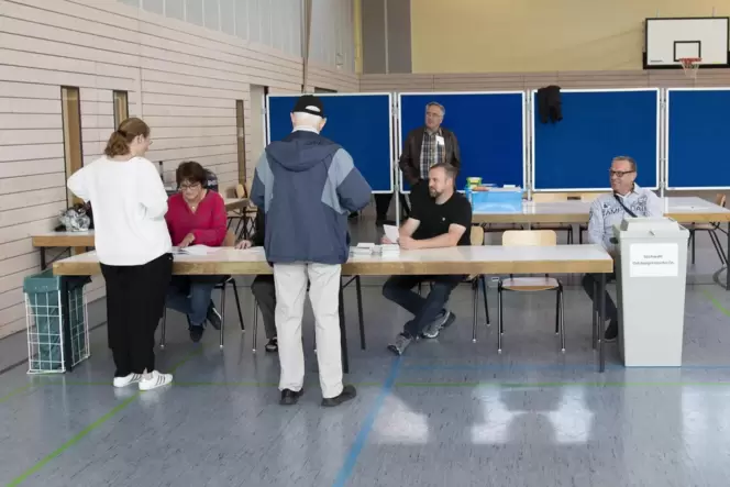 Stimmabgabe in der Mehlinger Grundschulturnhalle: Die Wahlbeteiligung in dem Ort lag bei 49,6 Prozent.