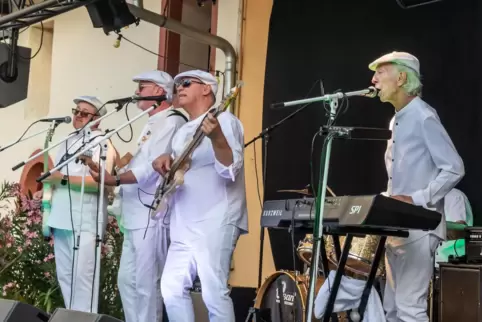 Wie immer in Schiebermütze und weißen Anzügen: The Rubettes mit Originalsänger Bill Hurd (rechts) im Weingut Martinspforte. 