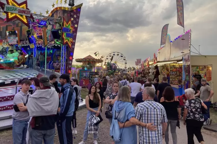 Neben dem Riesen-Kettenkarussell, auf dem man 40 Meter übers Festgelände fliegen kann, ist das Riesenrad auch dieses Jahr wieder