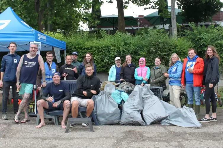 Nahe dem bei Wassersportlern beliebten Einstieg in den Otterstadter Altrhein: Teilnehmer der Cleanup-Aktion an der Altrheinklaus
