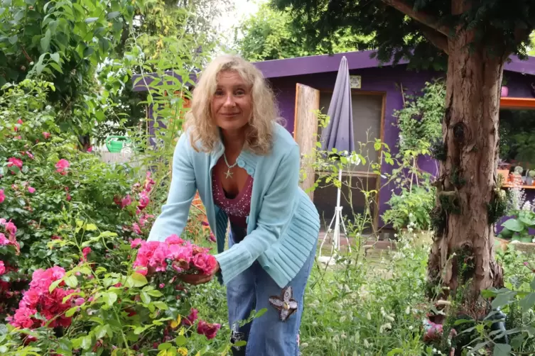 Kathrin Hentzschel am „befreiten“ Rosenbusch in ihrem schönen Garten.