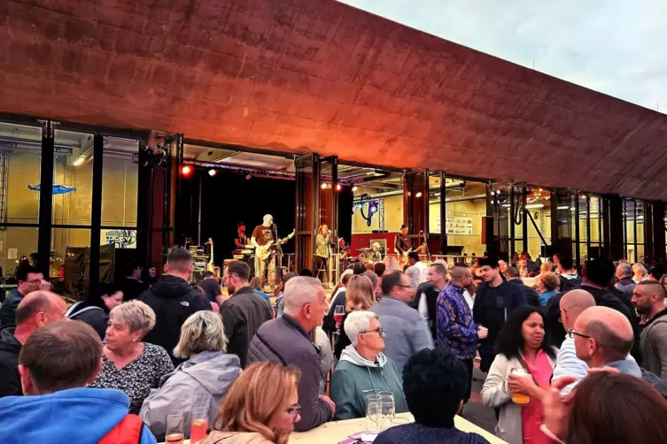 Die Band Liquid sorgte am Samstagabend für viel Stimmung beim Fest der Germersheimer Feuerwehr. 