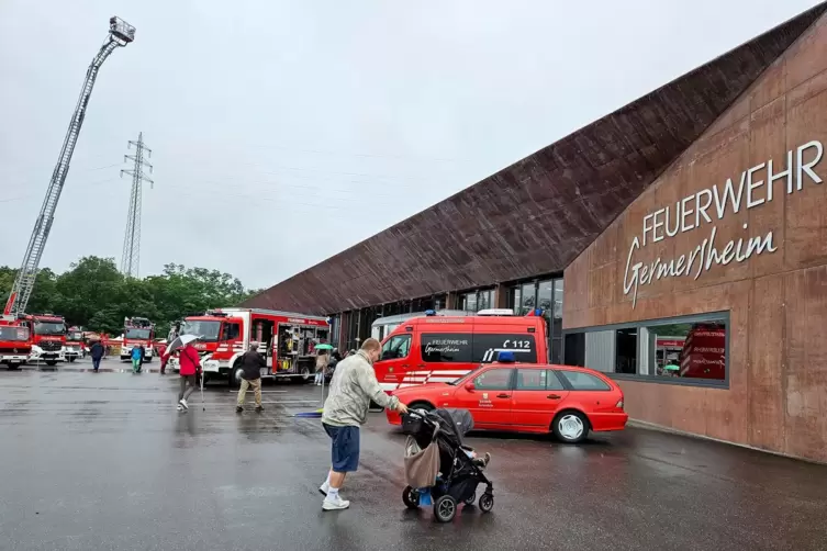 Die Besucher konnten nicht nur Feuerwehrautos aus nächster Nähe besichtigen, andere Hilfsorganisationen waren am Samstag auch zu