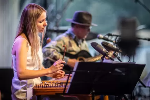 Der Mannheimer Gitarrist und Komponist Rainer Kröhn sorgt zusammen mit der belarussischen Zymbalspielerin Valentina Batura für M