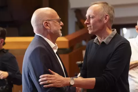 Der Grüne OB-Kandidat Marc Piazolo (rechts) gratuliert dem frischgebackenen Homburger Oberbürgermeister Michael Forster am Abend