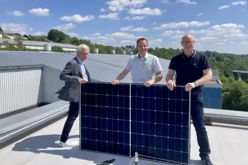 Die Pirmasenser Messe nutzt das erste ihrer riesigen Dächer für ein Sonnenkraftwerk. Stadtwerke-Geschäftsführer Christoph Dörr (