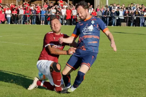 Michael Hammerschmidt (links), der Spielertrainer des SV Gundersweiler, im entscheidenden Relegationsspiel gegen den VfB Waldmoh