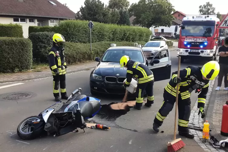 Zwei Rollerfahrer kollidierten mit einem Auto an der Kreuzung Mainzer Straße und alte Heeresstraße.