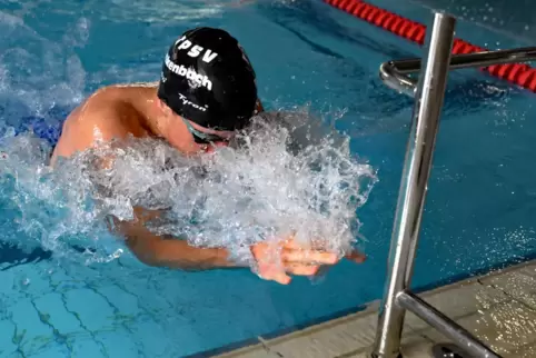 Tim-Luca Frischbier vom TPSV Enkenbach gewann den Schwimmfünfkampf der U28. Hier schlägt er nach 50 Meter Brust an. 