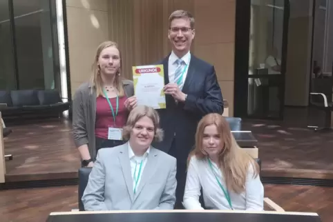 Stolzer Moment in Berlin: Josepha Westwood, Martin Thomas, Ruben Wagner und Amelia Schultes.