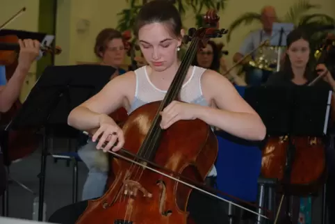 Die junge Cellistin Adriana Schubert spielte schon einmal vor fünf Jahren beim Sommerkonzert der Neustadter Musikfreunde.