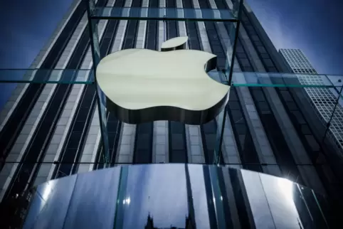 Das Apple-Logo prangt an einem Store in den USA. Die Europäer wiederum versuchen, die Marktmacht des Konzerns zu brechen. 