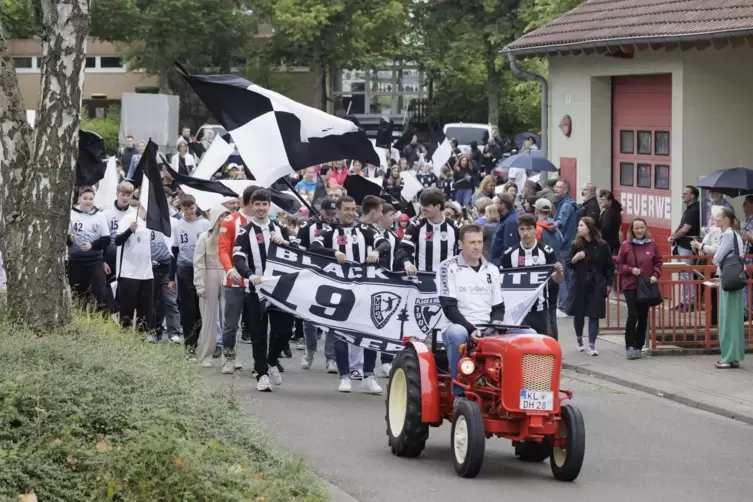 Mit einem Festumzug vom Dorfplatz zur Sporthalle sorgte der TuS am Samstag in Dansenberg für Aufmerksamkeit.