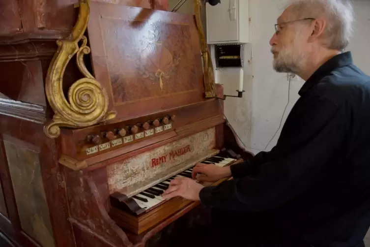 Cembalo statt Orgel: Koos van de Linde in Kirrweiler.