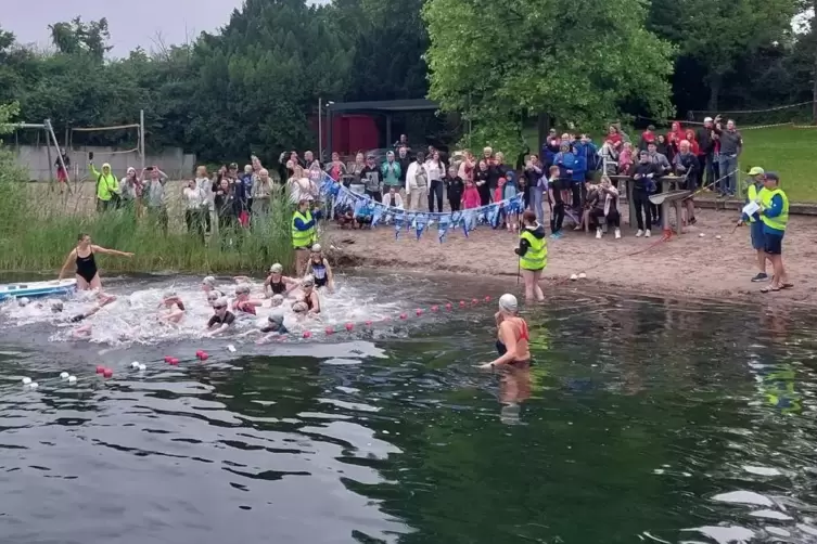 Ab ins Wasser: Die Schüler C gehen auf die Schwimmstrecke. 