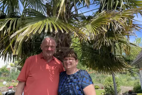 Simone und Gerhard Kraus unter ihrer Hanfpalme im Hohenecker Garten.