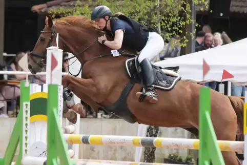 Johanne Kühn auf „Icefee“ auf dem Weg zum Sieg der abschließenden Punktespringprüfung M*.