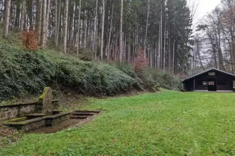 Eine gefasste Quelle und eine schmucke Schutzhütte in idyllischer Lage: Das bietet die PWV-Anlage am Kaltenborn ihren Besuchern.