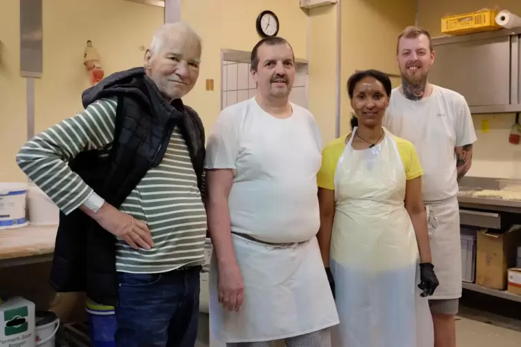  Hans Peter Rasing, Klaus Krause, Merhawit Hailemi Chael und Dennis Blim (von links) in der Backstube in Bobenheim-Roxheim. „Bäc