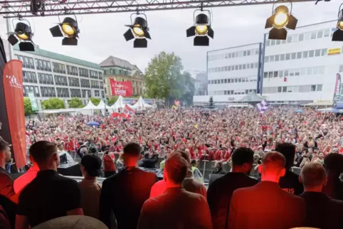 Der Stiftsplatz war voll, als die FCK-Mannschaft nach dem DFB-Spiel empfangen wurde. 