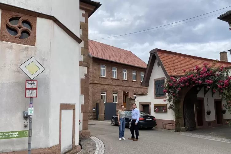 Steffen Dorst und seine Frau Michaela vor ihrem Anwesen in Weyher, dessen Dach sie mit PV-Modulen bestücken möchten. 