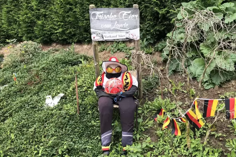 Gebastelt von Bärbel Denzer, ausstaffiert von Diana Hahnenberger: der Deutschland-Fan auf dem Felsbergerhof. 