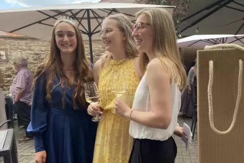 Sie haben eine Aufgabe übernommen, die bislang reine Frauensache ist: die künftige Weingräfin Sarah Herkelrath (Mitte) mit der N