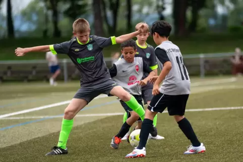 Packende Zweikämpfe bei der JSG Eppstein (links) gegen den 1. FC Rheinpfalz... 