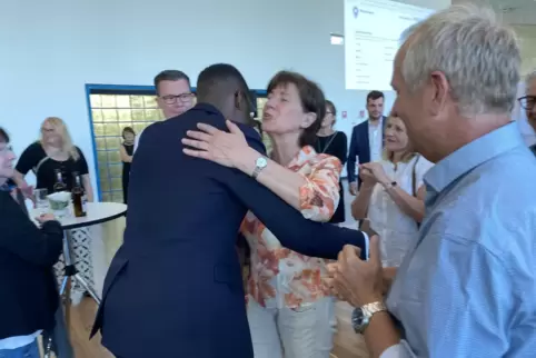 Bewies Größe in der Niederlage: Anke Simon (SPD) beglückwunscht Raymond Höptner (CDU), künftiger Ortsvorsteher in Mundenheim. 