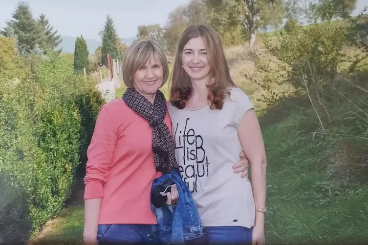 Ein Foto im Wohnzimmer erinnert an vergangene, schöne Zeiten: Veronika Schmidt (rechts) und ihre Mutter Galina vor etwa sieben J