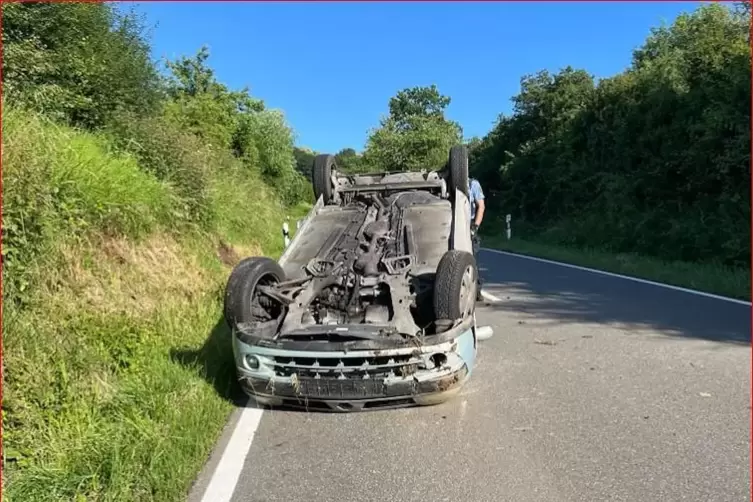 Das Auto blieb auf dem Dach liegen. 