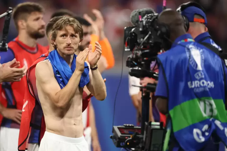 Tieftrauriger Blick, aber Beifall für die Fans: Luca Modric nach dem bitteren Remis im letzten Gruppenspiel. 