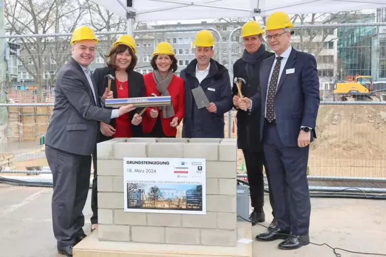 Grundsteinlegung Mitte Märez für die neue IHK-Zentrale mit OB Jutta Steinruck und Ministerin Daniela Schmitt (rechts daneben). G