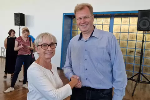 Fairer Handschlag am Stichwahlabend: Eva Kraut (67, SPD) gratuliert Thorsten Ralle (56, CDU) zu seinem knappen Sieg. 