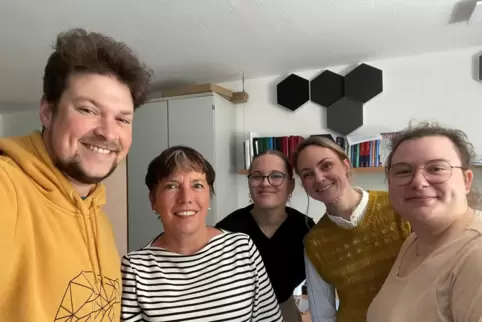 Prominenter Gast im Kallstadter Keller: Margot Käßmann (Zweite von links) mit von links Max Niessner, Ellen Ellmann, Anna Clara 